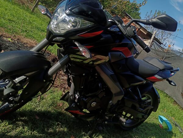Rouser  2025 2023 Negro - Imagen 4