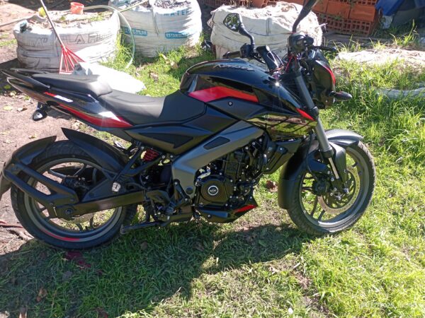 Rouser  2025 2023 Negro - Imagen 2