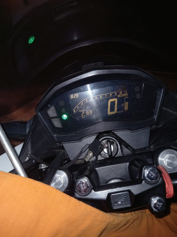 Honda Twister 2023 Blanco - Imagen 3