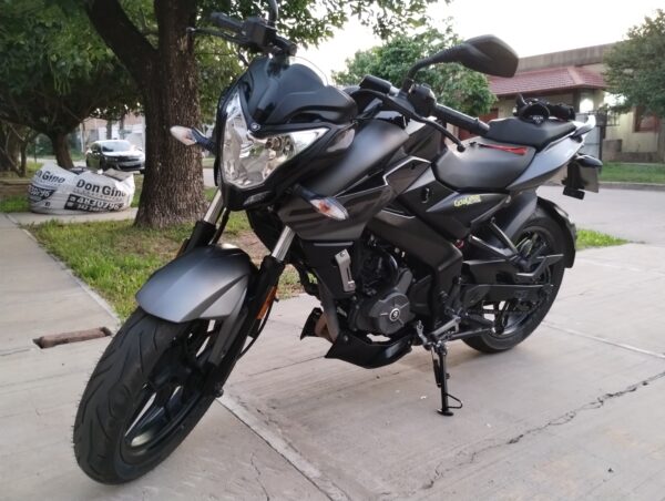 BAJAJ ROUSER NS200 2021 Negro