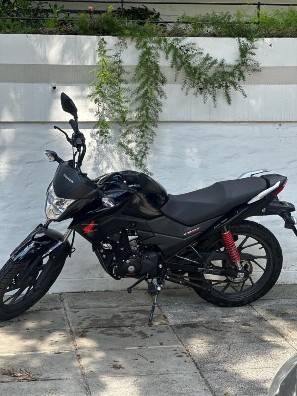 Honda Twister 125 2023 Negro - Imagen 2