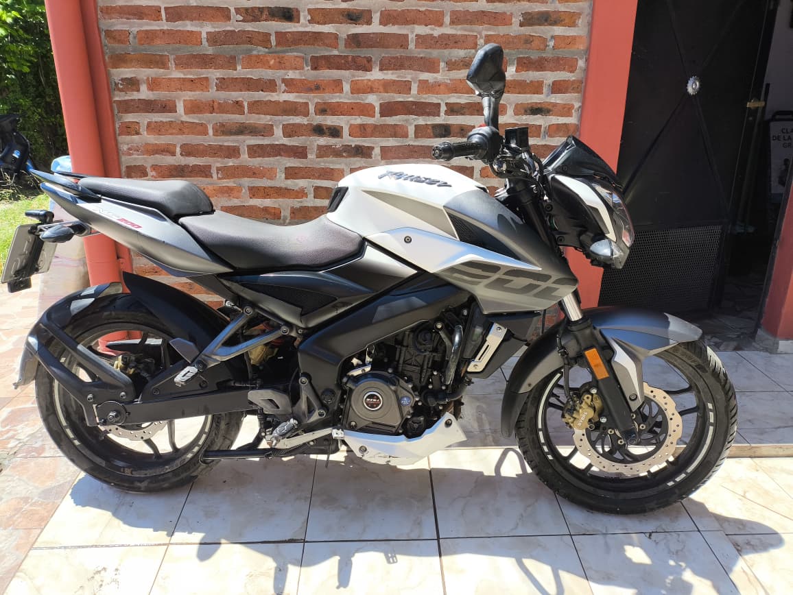 Bajaj Rouser NS 200 2020 Blanco: imagen 1