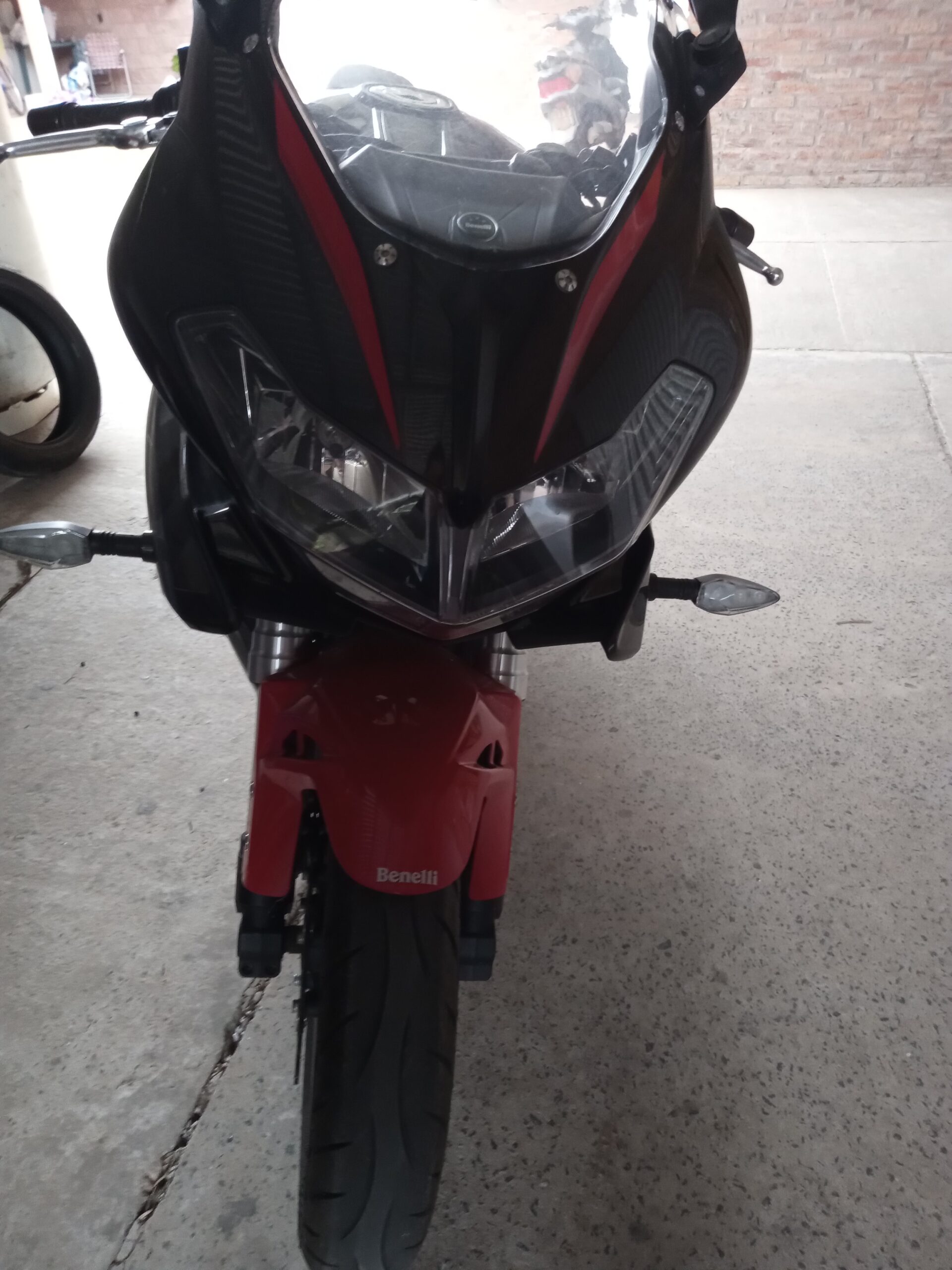 Benelli 302r 2018 Negro: imagen 3