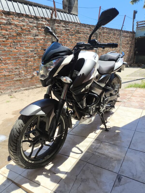 Bajaj Rouser NS 200 2020 Blanco