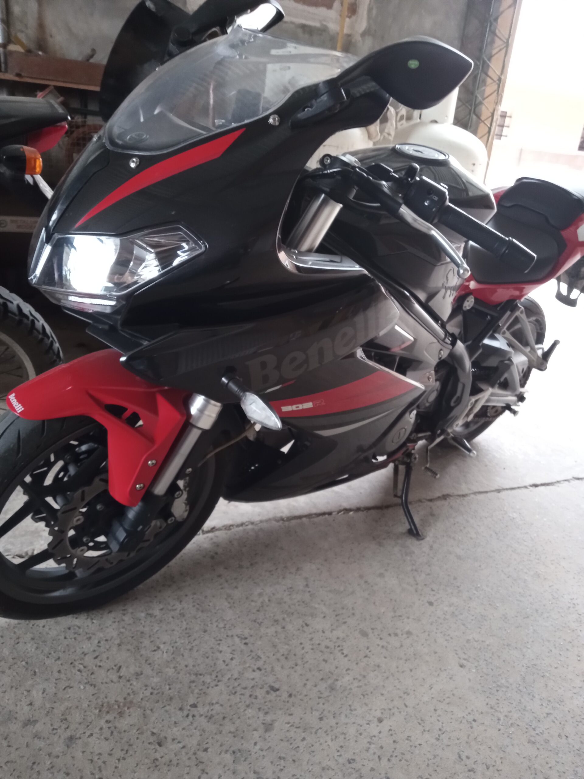 Benelli 302r 2018 Negro: imagen 1