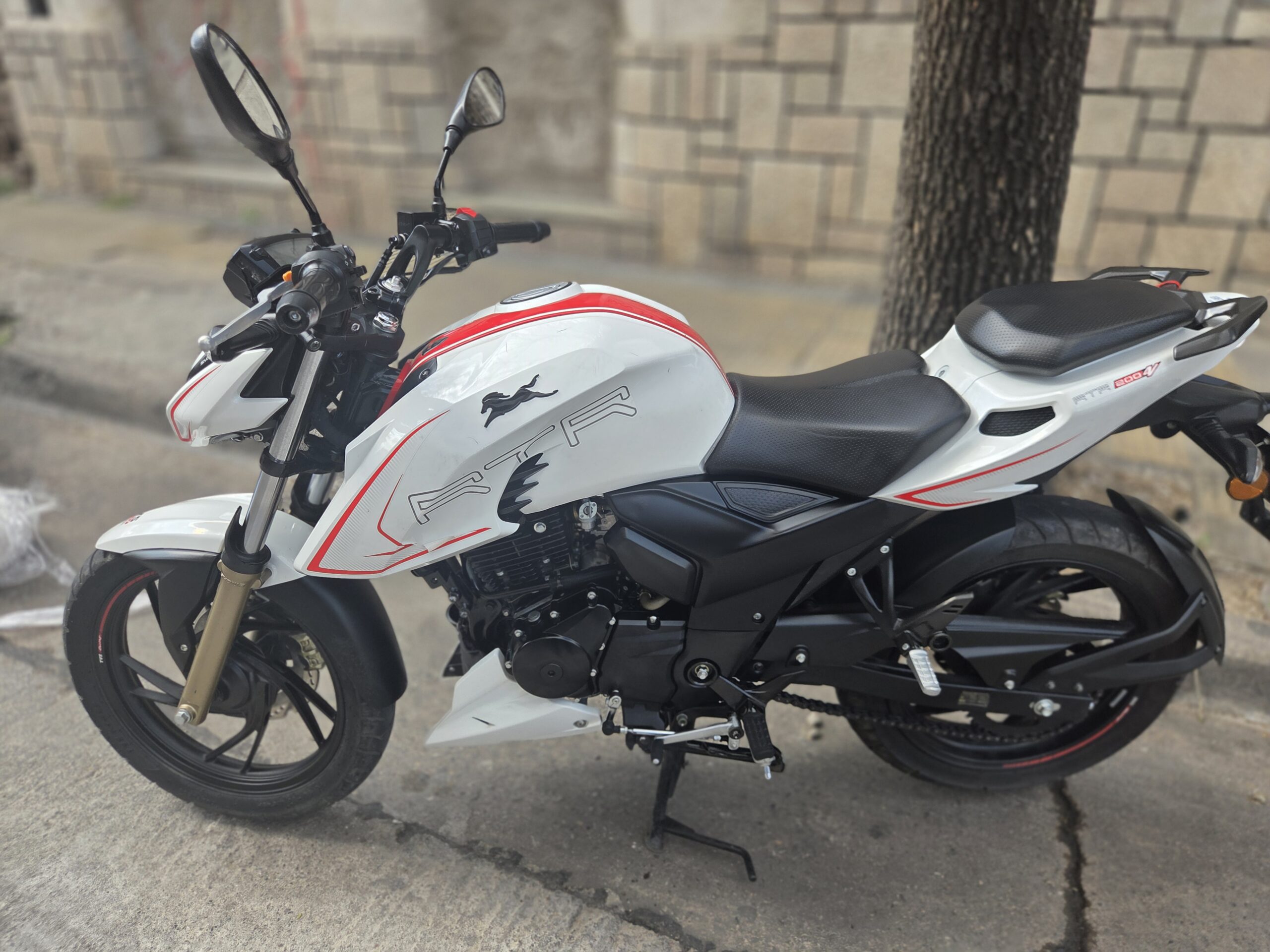 TVS APACHE RTR 200  2023 Blanco: imagen 2