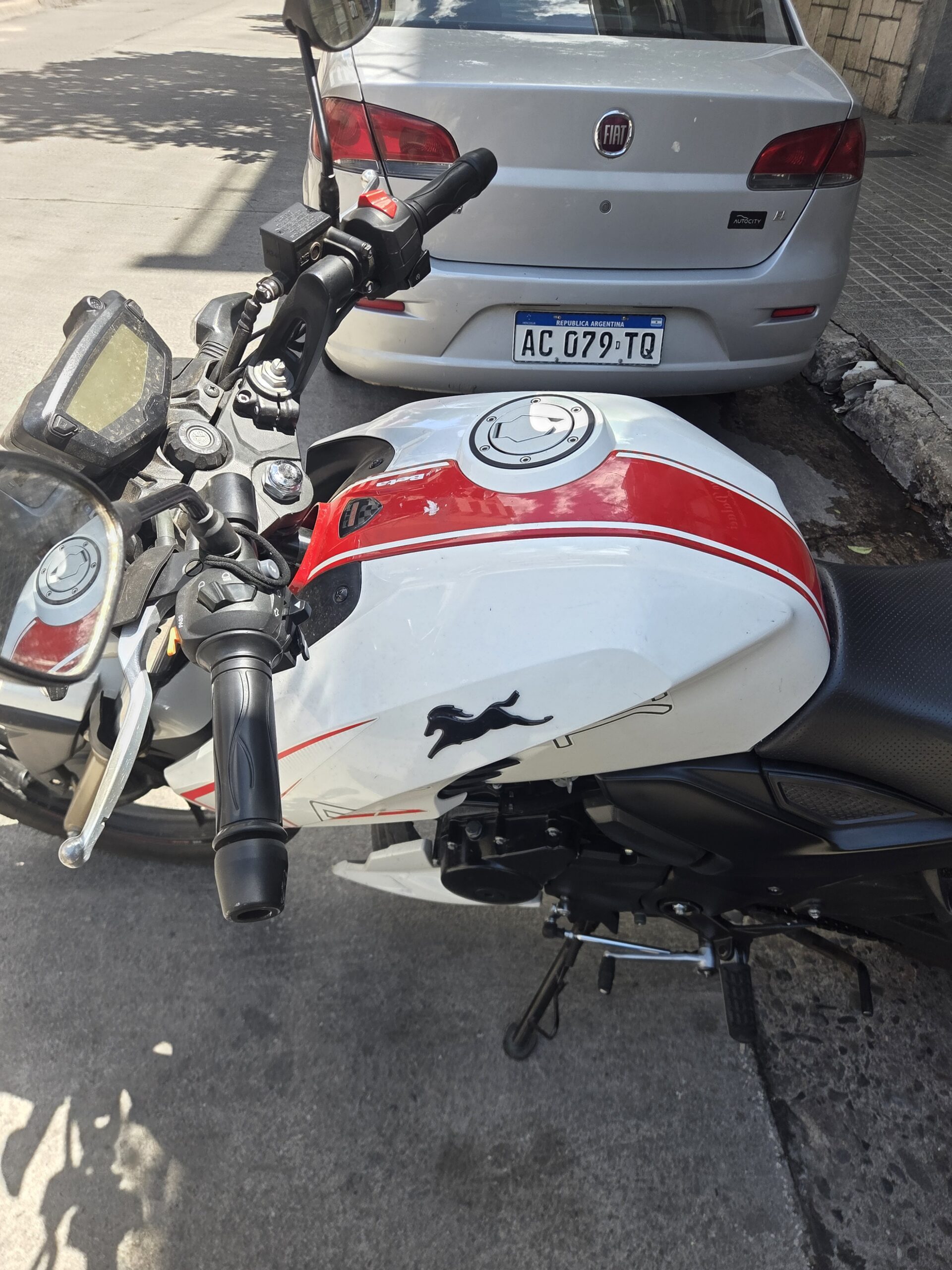 TVS APACHE RTR 200  2023 Blanco: imagen 4