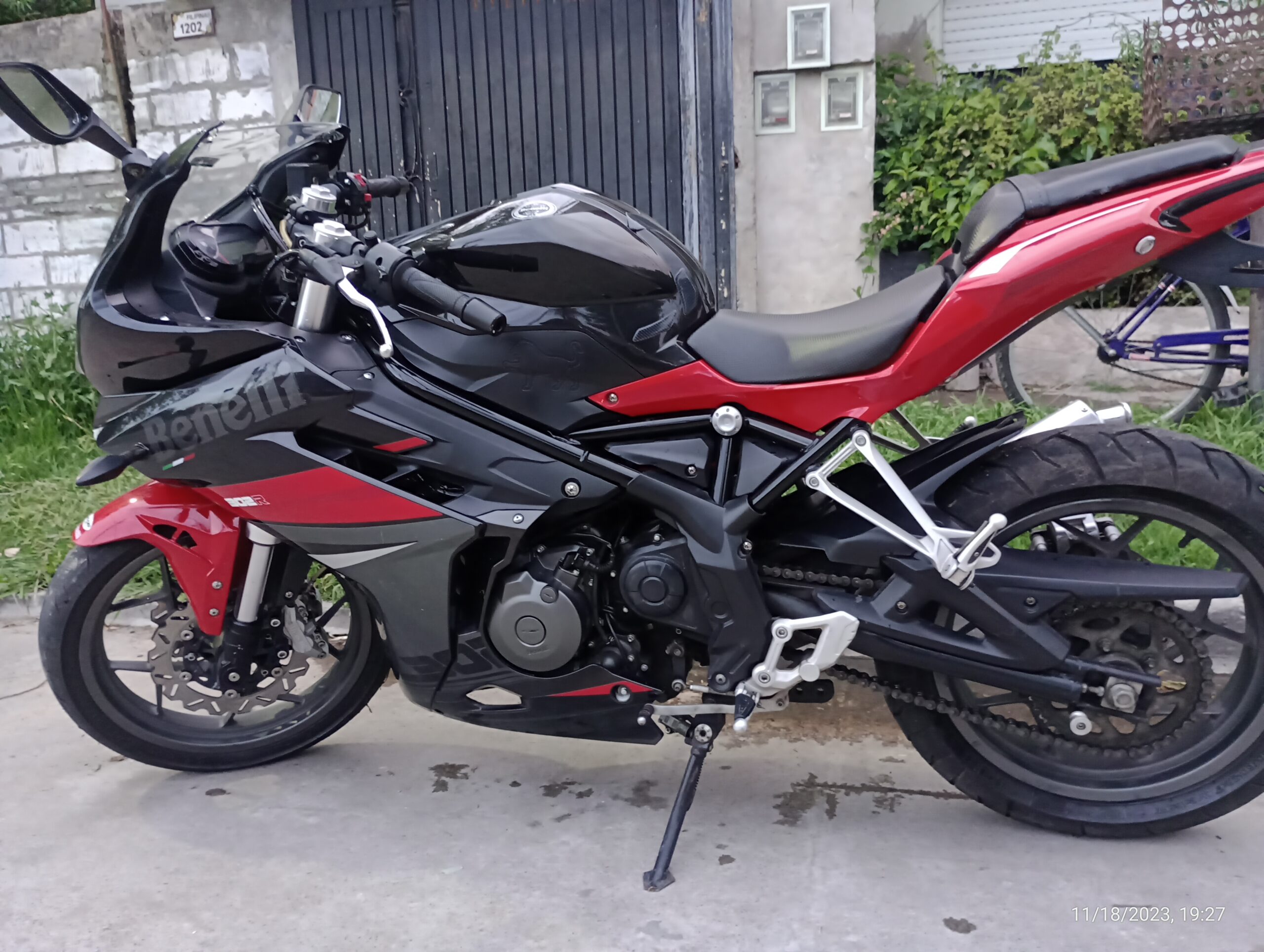 Benelli  302r  2019 Negro: imagen 1