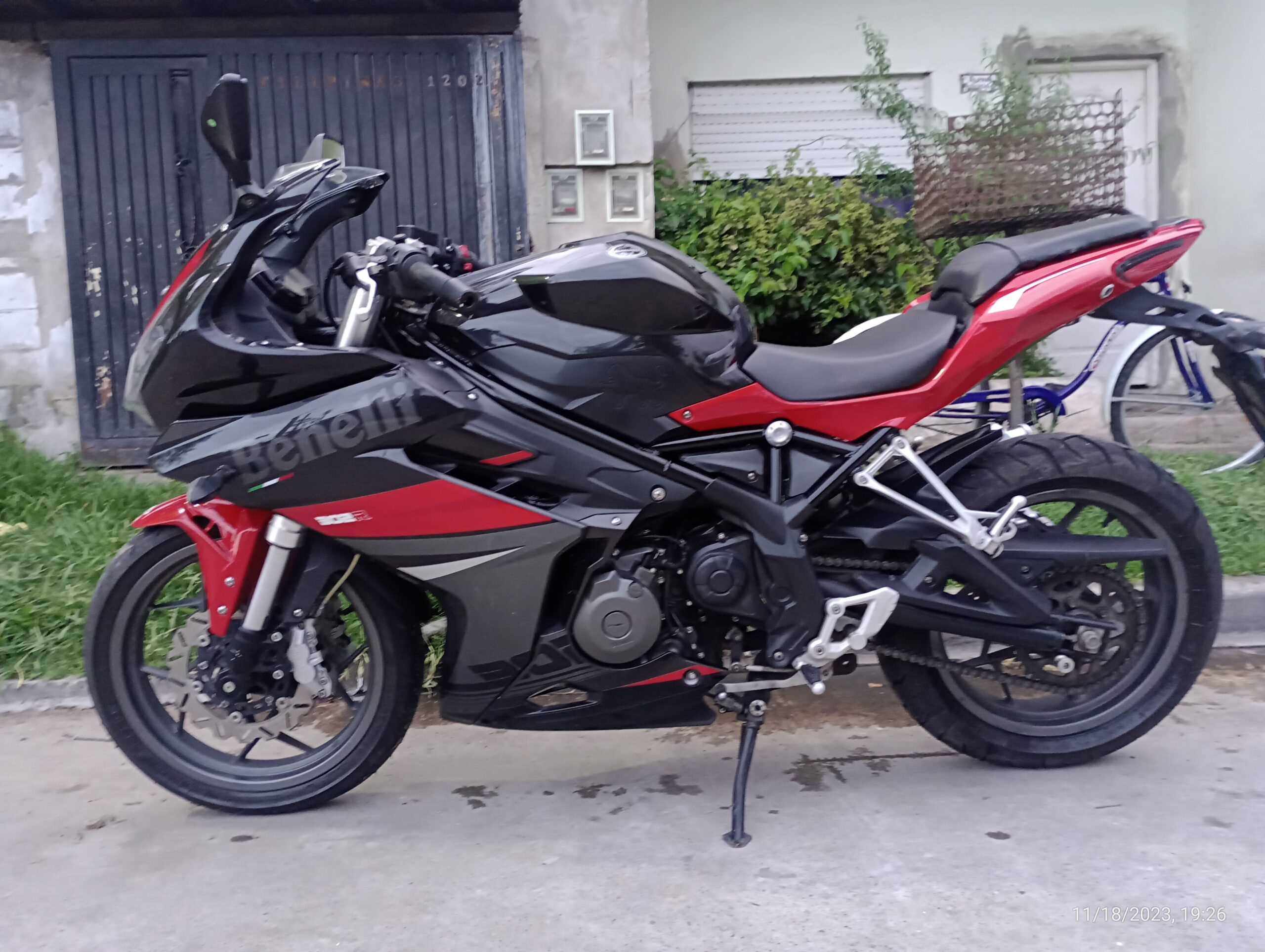 Benelli  302r  2019 Negro: imagen 5